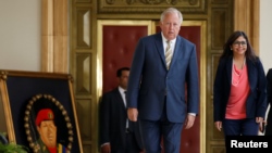 El embajador estadounidense Thomas Shannon sale del Palacio de Miraflores al terminar su reunión con el presidente Nicolás Maduro, el miércoles 22 de junio.