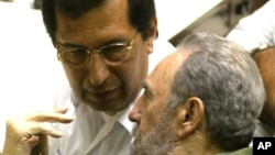 Adán Chávez con el expresidente Fidel Castro, en abril de 2004, cuando Chávez era embajador de Venezuela en La Habana.