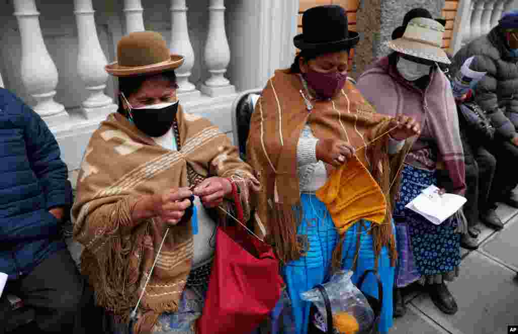 볼리비아 라파스의 시민들이 아스트라제네카의 신종 코로나바이러스 백신 접종을 위해 기다리고 있다. 