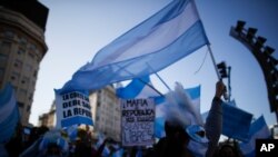 Una multitud protesta con banderas argentinas en Buenos Aires por una serie de temas, entre ellas el manejo de la pandemia de coronavirus, el 19 de septiembre de 2020.