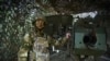 ARCHIVO: En esta imagen tomada el viernes 26 de abril de 2024 y publicada por el servicio de prensa del Ministerio de Defensa, un soldado ruso posa para una foto junto a un obús 2A65 "Msta-B" en una posición en un lugar no reveleado en Ucrania.