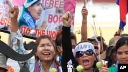 Protesters from Boeung Kak lake, who were allegedly evicted from their homes without adequate compensation, holding a banner printed with a portrait of detained Yoam Bopha, demand her release in front of the Justice Ministry in Phnom Penh, file photo. 