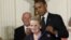 Prezident Barak Obama sobiq davlat kotibasi Madlen Olbraytni Ozodlik medali bilan taqdirlamoqda, 29-may, Vashington, 2012-yil.