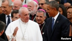 U.S. President Barack Obama, right, welcomes Pope Francis upon his arrival at Joint Base Andrews outside Washington, D.C., Sept. 22, 2015.