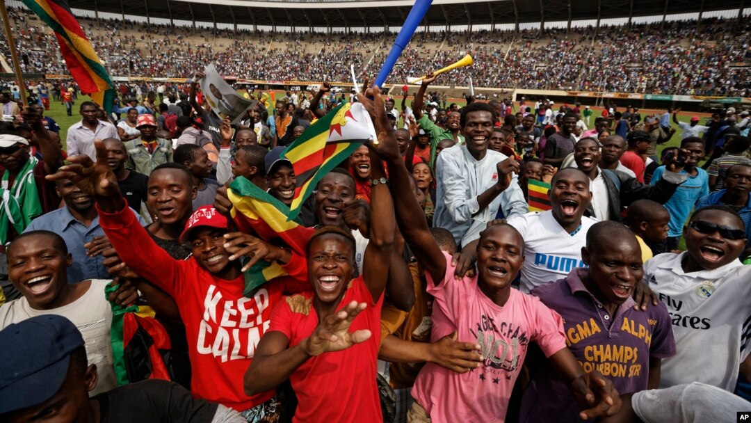 Supporters dance and run on the field after Zimbabwe's President Emmerson Mnangagwa was sworn in at the presidential inauguration ceremony in the capital Harare, Zimbabwe, Nov. 24, 2017.