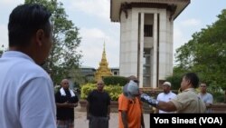 Borby Orn tells new deportees about the killing field site at Wat Snguon Pich pagoda in Cambodia.