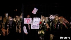 Flores, notas y juguetes se exhiben frente a una escuela luego de la violación y asesinato de una niña de 14 años en Tonneins, Francia, el 21 de noviembre de 2022.