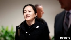 Huawei Chief Financial Officer Meng Wanzhou meninggalkan Mahkamah Agung British Colombia untuk istirahat makan siang pada sidang ekstradisi di Vancouver, British Columbia, Kanada, 20 Januari 2020.