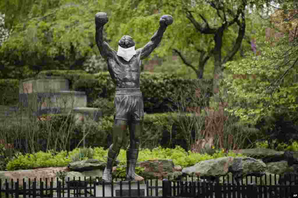 Filadelfia: La estatua del personaje de cine, Rocky, fue cubierta con un tapa bocas. El monumento es uno de los más visitados por los turistas que llegan a esta ciudad que fue locación en el rodaje de la icónica película.