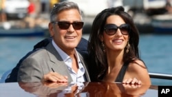 George Clooney (izq.) y Amal Alamuddin, llegan a Venecia, Italia, el viernes 26 de septiembre de 2014. Los Clooney brindarán una cena a invitados especiales en su mansión de Berkshire en Londres el martes 4 de diciembre de 2018.