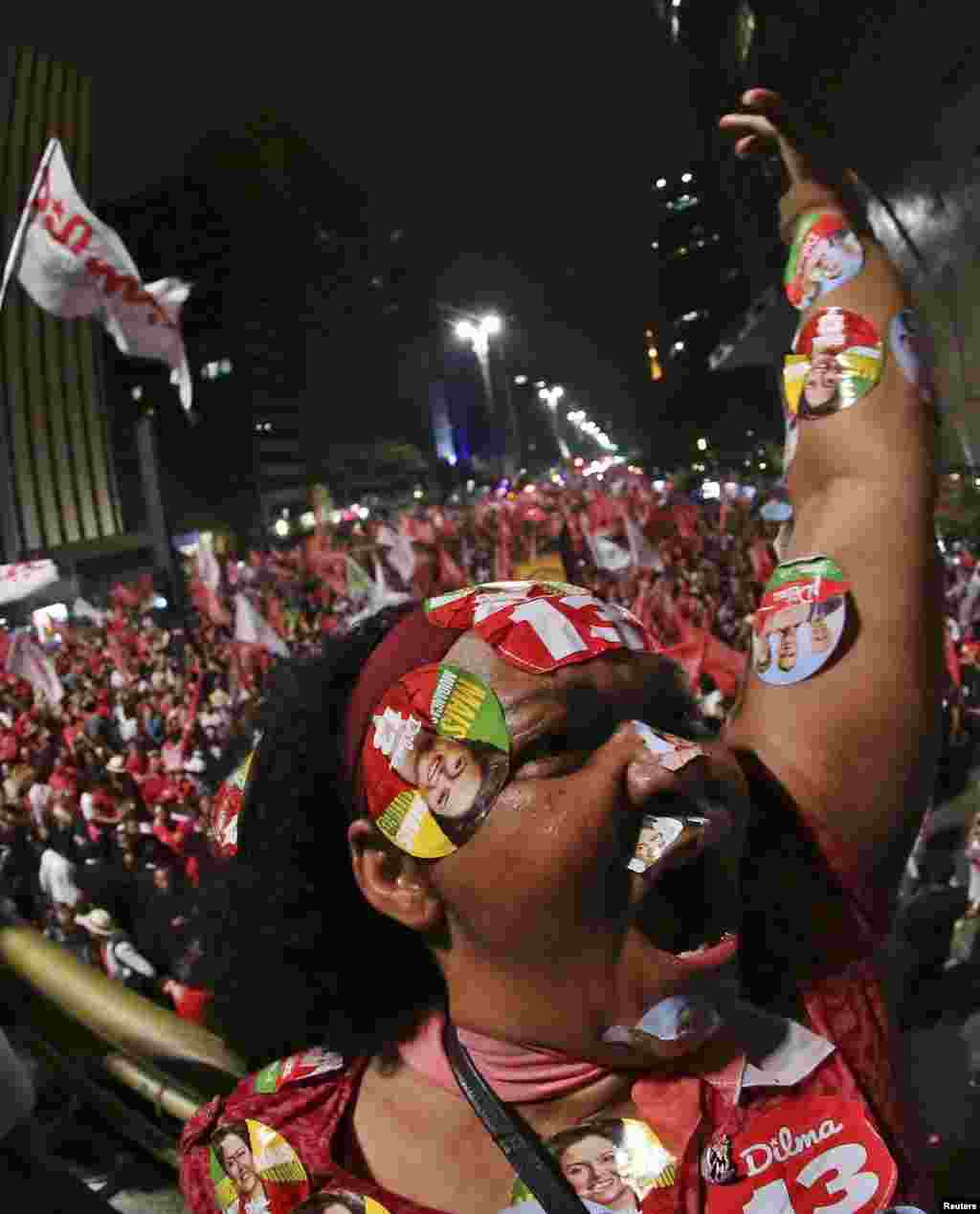 A alegria desta apoiante de Dilma Rousseff quase não cabe na fotografia. Ela corre e grita pela avenida Paulista. Dilma foi reeleita por mais 4 anos. São Paulo, Brasil, 26 Outubro 2014