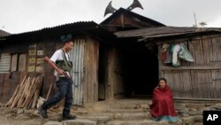 Un combattant du Conseil national socialiste à Viswema, dans l'Etat de Nagaland, en Inde, le 5 mai 2010.