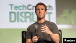 El joven Mark Zuckerberg, de 28 años, que controla más de la mitad de las acciones con derecho a voto en Facebook, que ya cuenta con alrededor de 1.000 millones de usuarios.