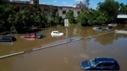 Automobili i kamioni u dubokoj vodi na autoputu Mejdžor Digen u Bronksu, u Njujorku, 2. septembra 2021.