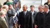 Stephan Weil, Gubernur negara bagian Lower Saxony di Jerman, (kanan), menyambut Presiden AS Barack Obama saat tiba di bandara Hannover, Jerman utara (24/4). (AP/Jens Meyer)