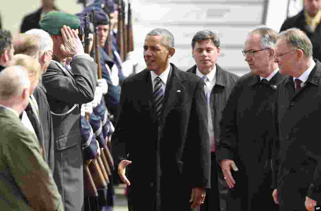 Stephan Weil, governor of German state of Lower Saxony, right, welcomes U.S. President Barack Obama, center, upon his arrival at the airport in Hannover, northern Germany, April 24, 2016. Obama is on a two-day official visit to Germany. 