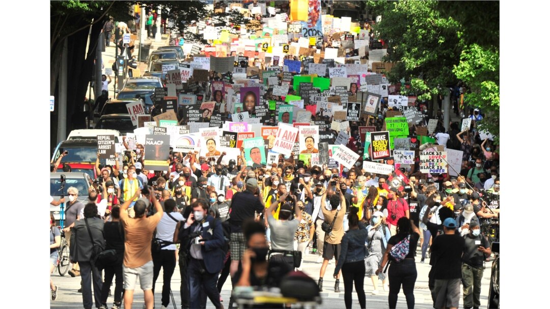 Manifestantes protestan contra la inequidad racial y la muerte de Rayshard Brooks en Atlanta, Georgia, el 15 de junio de 2020.