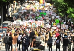 Manifestantes protestan contra la inequidad racial y la muerte de Rayshard Brooks en Atlanta, Georgia, el 15 de junio de 2020.