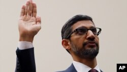 El director general de Google, Sundar Pichai, hace un juramento antes de testificar ante el Comité Judicial de la Cámara de Representantes.