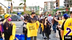 Para demonstran anti pemerintah membagi-bagikan kaos kepada warga yang lewat dalam aksi hari Selasa (22/10). 