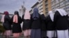 Un grupo de monjas rezan frente al hospital Gemelli de Roma, donde está ingresado el papa Francisco, el 1 de marzo de 2025.