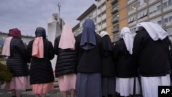 Un grupo de monjas rezan frente al hospital Gemelli de Roma, donde está ingresado el papa Francisco, el 1 de marzo de 2025.