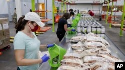 Para siswa membantu distribusi bantuan makanan di Houston Food Bank di Houston, Texas (foto: ilustrasi). 