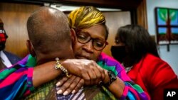 Ibunda Ahmaud Arbery, Wanda Cooper-Jones, memeluk seorang pendukungnya setelah juri memutuskan terdakwa pembunuh Arbery bersalah dalam persidangan di Pengadilan Glynn County, Georgia, pada 24 November 2021. (Foto: AP/Stephen B. Morton)