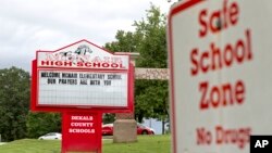 Un rótulo da la bienvenida a los estudiantes de la escuela Ronald E. McNair Discovery Learning Academy.