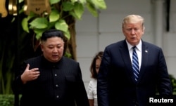 지난 2019년 2월 베트남 하노이에서 열린 2차 미북 정상회담에서 도널드 트럼프 미국 대통령과 김정은 북한 국무위원장이 대화하고 있다.