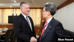 스티븐 비건 미국 국무부 대북특별대표가 22일 청와대에서 김현종 한국 청와대 국가안보실 제2차장과 면담했다. 