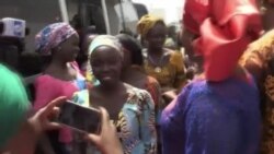 Les 82 lycéennes de Chibok libérées rejoignent un centre éducatif (vidéo)