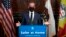 Мер Лос Анджелеса на прес-конференції демонструє, як носити захисну маску. 1 квітня 2020 р.