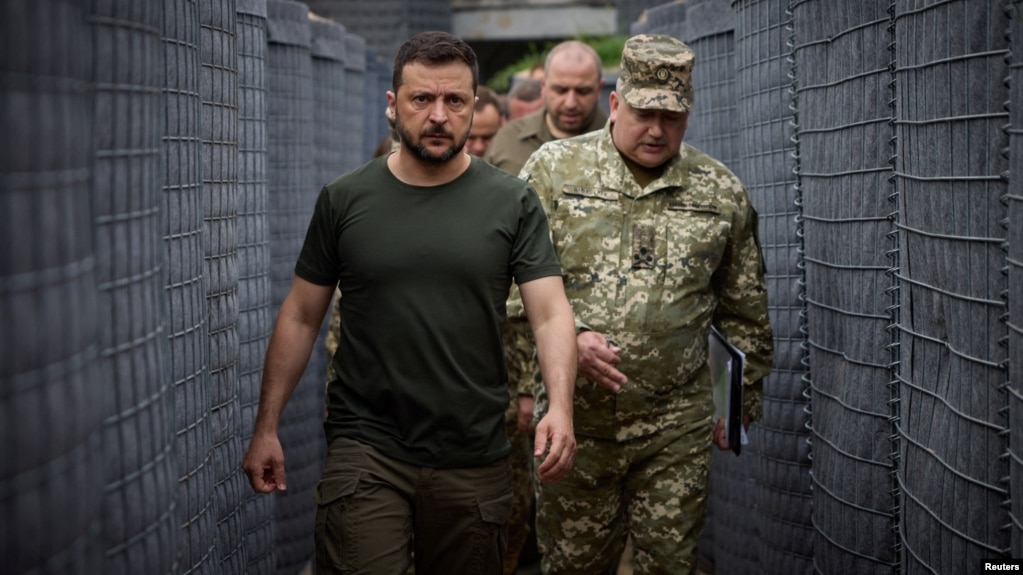 ARCHIVO - El presidente de Ucrania, Volodymyr Zelenskyy, inspecciona las fortificaciones en la frontera con Bielorrusia en la región de Volyn, Ucrania, en esta fotografía distribuida por el Servicio de Prensa Presidencial de Ucrania, el 30 de julio de 2024.