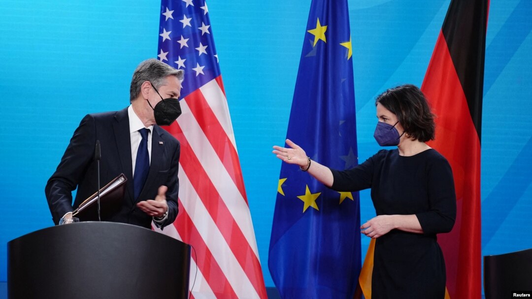 美国国务卿布林肯与德国外长贝尔伯克在柏林联合举行记者会。(2022年1月20日)