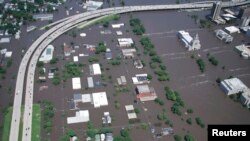 Imagen aérea de la histórica inundación en Cedar Rapids, Iowa en junio de 2008. Partes de la ciudad han sido evacuadas en anticipación a una nueva gran inundación este martes 27 de septiembre de 2016.