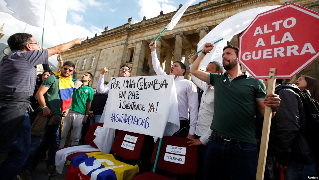 University students and supporters of the peace deal signed between the government and Revolutionary Armed Forces of Colombia (FARC) rebels protest during a rally in front of Congress in Bogota, Colombia, Oct. 3, 2016.