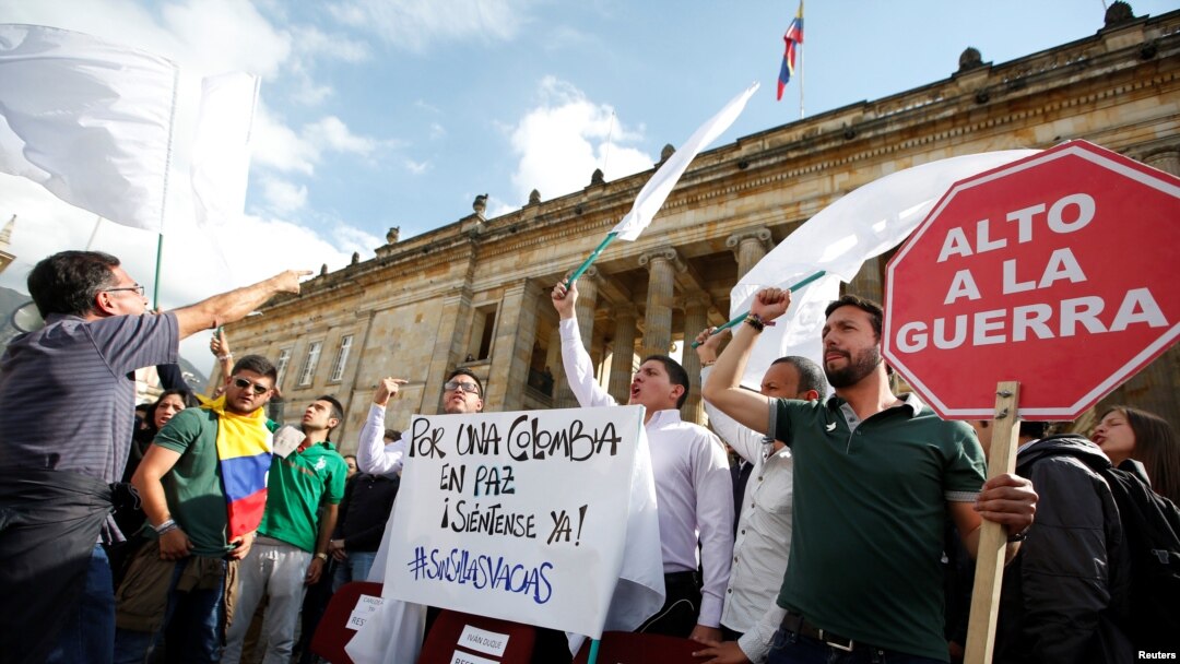 Mahasiswa dan pendukung penandatanganan kesepakatan damai antara pemerintah dan pemberontak FARC dalam aksi demo di depan Kongres di Bogota, Kolombia, 3 Oktober 2016. (REUTERS/John Vizcaino)