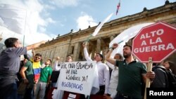 Mahasiswa dan pendukung penandatanganan kesepakatan damai antara pemerintah dan pemberontak FARC dalam aksi demo di depan Kongres di Bogota, Kolombia, 3 Oktober 2016. (REUTERS/John Vizcaino)