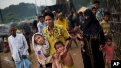 Para pengungsi Rohingya dari Myanmar tiba di kamp pengungsi Kutupalong, Bangladesh (5/9). 