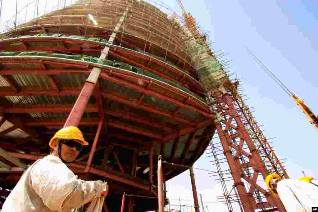 一名中国工程师在苏丹首都喀土穆的一处建筑工地监督工作。中国和非洲的贸易迅猛发展，去年的贸易量已是2000年的将近10倍。