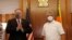 အမေရိကန်နိုင်ငံခြားရေးဝန်ကြီး Mike Pompeo နဲ့ သီရိလင်္ကာသမ္မတ Gotabaya Rajapaksa တို့ သီရိလင်္ကာနိုင်ငံ ကိုလမ်ဘိုမြို့တော်မှာ တွေ့ဆုံတဲ့ မြင်ကွင်း။ (အောက်တိုဘာ ၂၈၊ ၂၀၂၀)