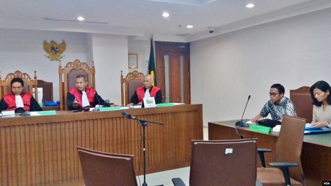 Majelis Hakim Pengadilan Negeri Jakarta Pusat memutuskan kasus gugatan pemuda Indonesia kepada pemerintah Australia, Selasa 19/9. (VOA/Fathiyah)