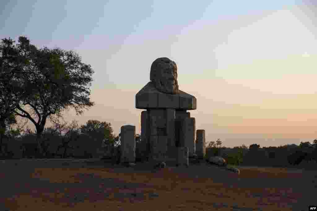 مجسمه نیم تنه پل کروگر، رییس جمهور سابق آفریقای جنوبی در ورودی پارک ملی کروگر. این پارک در سال ۱۸۹۸ توسط او به عنوان منطقه حفاظت حیات&zwnj; وحش تاسیس شد.