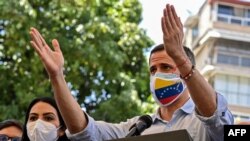 El líder opositor Juan Guaidó hace gestos mientras habla durante una conferencia de prensa en la plaza Los Palos Grandes, en el este de Caracas, el 12 de mayo de 2021.