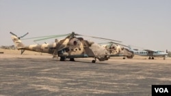 Des hélicoptères d'attaque de l'armée nigérienne sont positionnés à l'aéroport de Diffa, le 2 mars 2016. (VOA/Nicolas Pinault)
