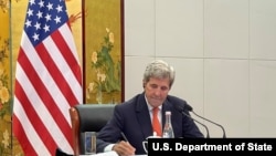 美国总统气候变化事务特使约翰·克里(John Kerry)在天津出席与中国外长王毅的视讯会议（美国国务院提供照片）