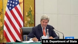 美国总统气候变化事务特使约翰·克里(John Kerry)在天津出席与中国外长王毅的视讯会议（美国国务院提供照片）