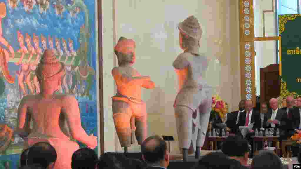 Three pieces of the 10th century Cambodian sandstone statues are seen at the Council of Ministers in Phnom Penh during a ceremony to mark their return from the United States, June, 3, 2014. (VOA Khmer)