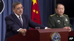 Menteri Pertahanan Amerika Leon Panetta (kiri) dan Menteri Pertahanan Tiongkok Liang Guanglie dalam konferensi pers bersama di Pentagon, Washington D.C. (7/5)